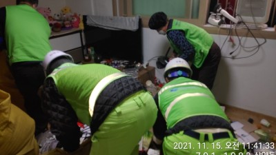 함께 맞들면 쉽다는 게 맞아요^^